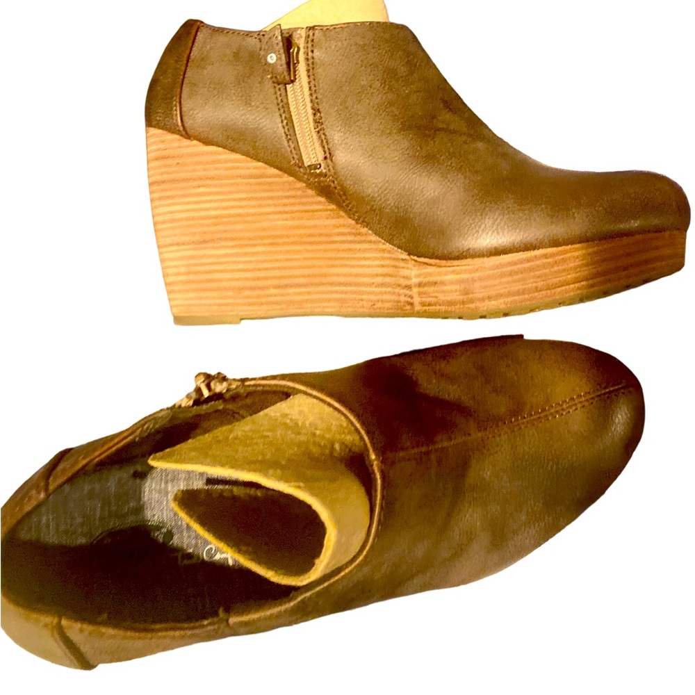 Dr.Scholl’s leather wedge booties boot like new size 9.5 with zipper on the side